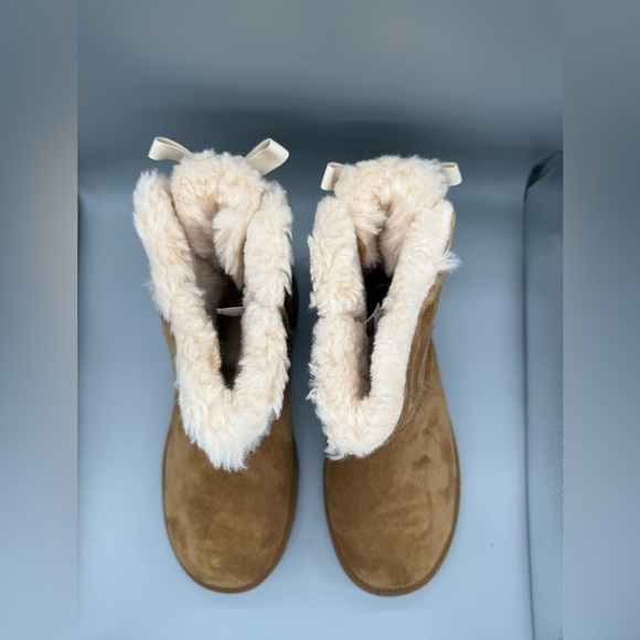 UGG Mini Continuity Bow Boot/Chestnut W/Ivory Ribbon Bow/ NIB - Picture 6 of 10